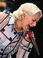 Christina Aguilera performs at Early Show